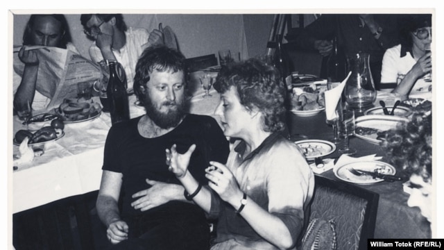 Rolf Bossert discutînd cu Herta Müller, Timişoara, 1983 (Foto: arhivă Totok)