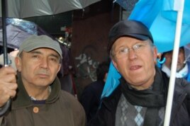 Крымский татарин Тодор (справа) на демонстрации в Стамбуле 8 марта 2014