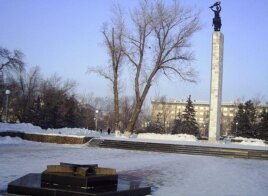 Погасший Вечный огонь в сквере Победы. Семей, 23 января 2012 года.