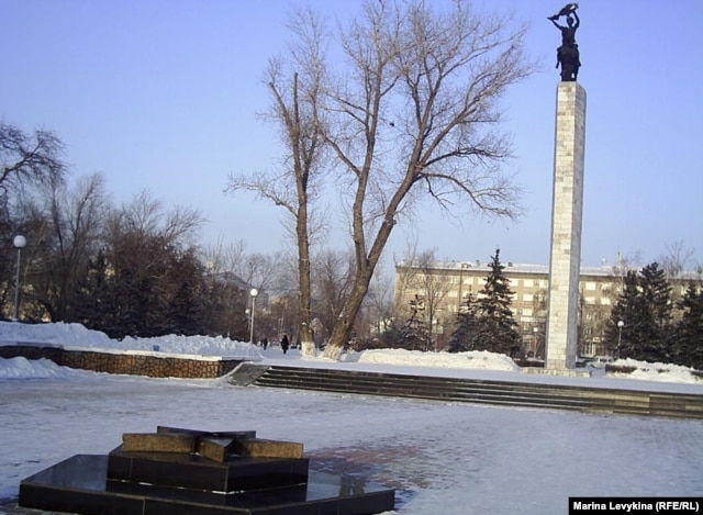 Погасший Вечный огонь в сквере Победы. Семей, 23 января 2012 года.