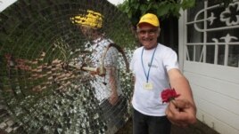 Anton Port în faţa oglinzii la care soţia sa găteşte mâncarea.