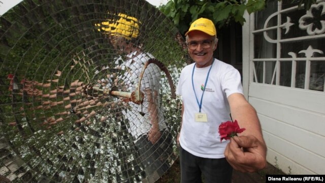 Anton Port în faţa oglinzii la care soţia sa găteşte mâncarea.