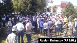На акции протеста в городе Кербен Джалалабадской области. 27 августа 2016 года.
