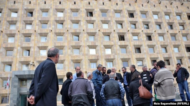 მთავრობის კანცელარიასთან ჭიათურის მაღაროების მუშების ოცკაციანმა საინიციატივო ჯგუფმა საპროტესტო აქცია გამართა