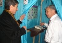 Voting in Almaty in the 2005 Kazakh presidential poll (RFE/RL)
