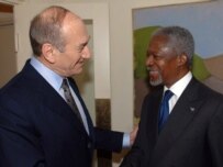 Israeli Prime Minister Ehud Olmert (left) with UN Secretary-General Kofi Annan in Jerusalem on August 30 (epa)