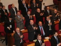 Deputies in Georgia's parliament applaud President Saakashvili after his 14 February speech on South Ossetia (InterPressNews)