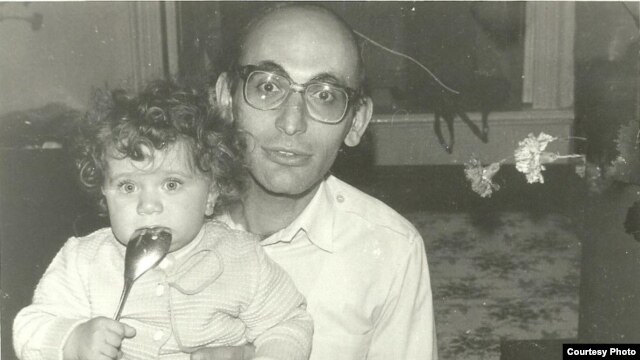 Dinara atası Arif Yunusla.