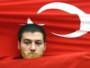 Ультра-националист держит национальный флаг Турции во время акции против Рабочей партии Курдистана. Стамбул, 21 октября 2007 года.