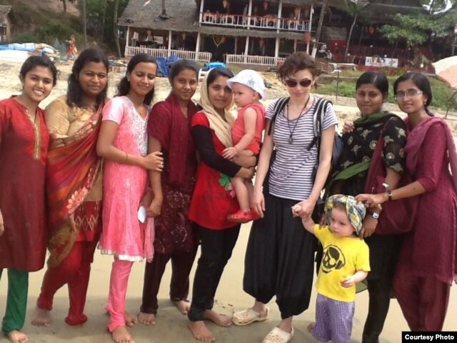 Ірена Карпа з доньками в Індії