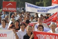Supporters of the opposition leader Omurbek Tekebaev at a protest rally in Bishkek on September 12 (Courtesy Photo)