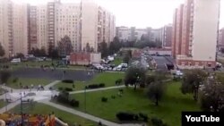 Санкт-Петербургтегі қауіпсіздік қызметі қоршауға алған тұрғын үй. Ресей, 17 тамыз 2016 жыл.