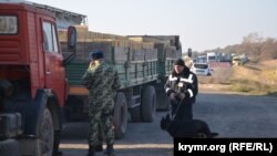 Border controls on the administrative border with annexed Crimea on November 4.
