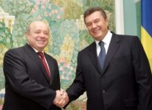 Ukraine -- Prime Minister Viktor Yanukovich (R) welcomes his Russian counterpart Mikhail Fradkov in Kyiv, 24Oct2006