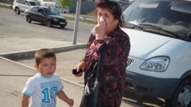 Сотталғандардың туыстарының бірі сот ғимараты маңында тұр. Атырау, 18 сәуір 2012 жыл.