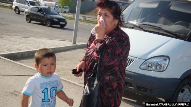 Сотталғандардың туыстарының бірі сот ғимараты маңында тұр. Атырау, 18 сәуір 2012 жыл.