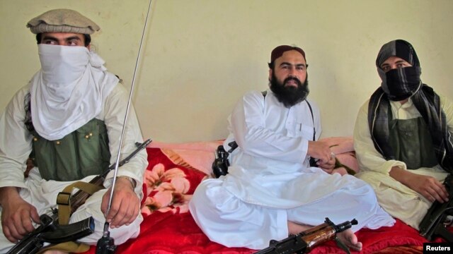 طبق گزارش‌ها قرار بر این بود که ولی الرحمان محسود (نفر میانی)، جانشین «حکیم‌‌الله محسود»ٰ رهبر طالبان پاکستان شود.