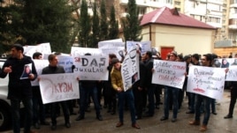 Azerbaijan -- protest in front of writer Akram Aylisli's home in Baku - 31Jan2013