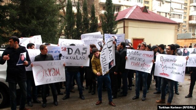 Azerbaijan -- protest in front of writer Akram Aylisli's home in Baku - 31Jan2013