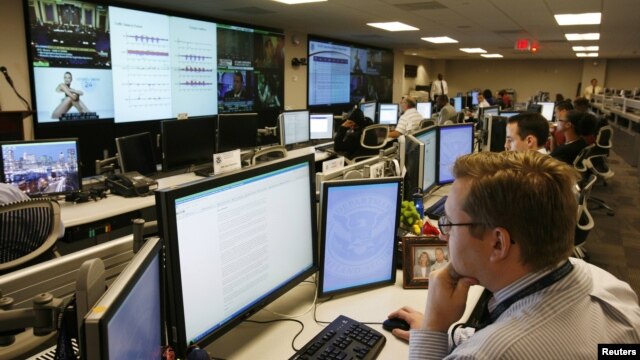 Analysts from the U.S. Department of Homeland Security work at the National Cybersecurity & Communications Integration Center (NCCIC) in Arlington, Virginia. (file photo)