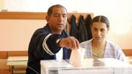 Kosovo -- A voter casts his ballot in the OSCE balloting facilitation exercise for the second round of the Serbian presidential election, Gracanica, 20may2012