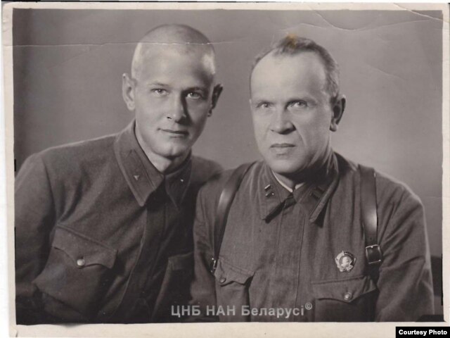 З сынам Барысам. 1942 год