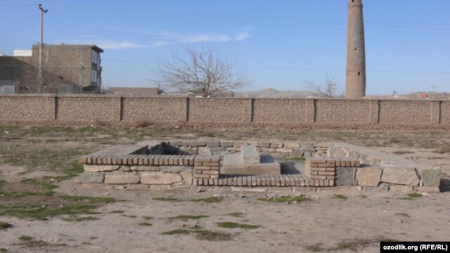 Могила основателя узбекской литературы Алишера Навои в афганском городе Герат.