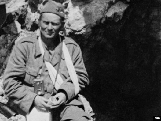 Ranjeni Josip Broz Tito tokom bitke na Sutjesci, maj 1943. - iz arhive