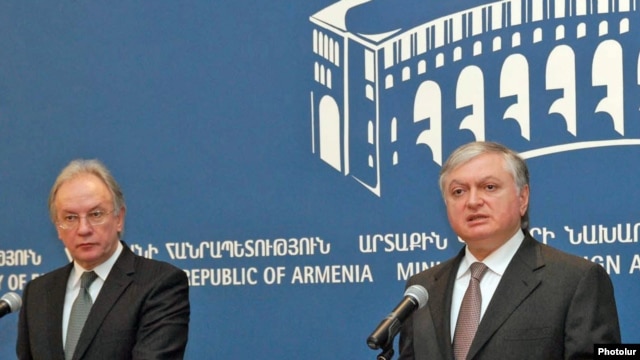 Armenia - Eduard Nalbandian, Armenian FM, and his counterpart Syarhey Martynau of Belarus during a joint press-conference in Yerevan, 30Oct2009