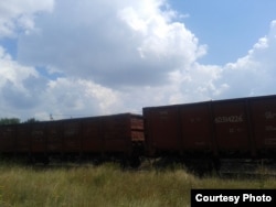 Фото автора: червоно-коричневі вагони “Укрзалізниці” з вугіллям із “ДНР”
