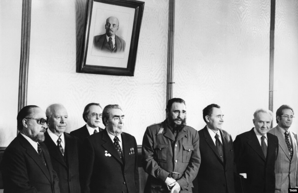 Fidel Castro poses under a portrait of Vladimir Lenin before having talks with Soviet leader Leonid Brezhnev (fourth from left). 