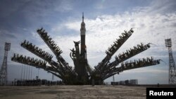 Байқоңырдағы ұшу алаңында тұрған ғарыш кемесі. (Көнекі сурет.)