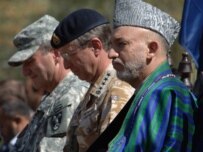British Army General David Richards (center) flanked by Afghan President Hamid Karzai (right) and U.S. coalition commander Lieutenant General Karl Eikenberry (file photo) (NATO)