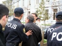 Azerbaijani police move in to break up the November 15 demonstration by opposition activists (Turan)