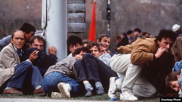 Proljeće 1992. Sarajlije pod snajperskom vatrom. Foto:  Ron Haviv