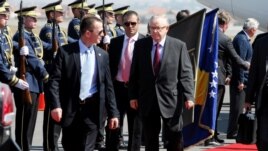 Martti Ahtisaari na prištinskom aerodromu