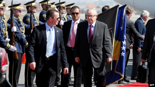 Martti Ahtisaari na prištinskom aerodromu