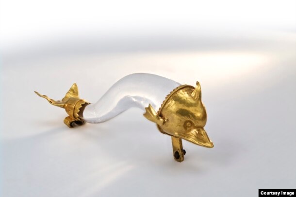 Брошь в виде дельфина – экспонат выставки "Золото скифов" в Амстердаме
