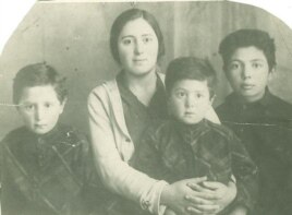 Hüseyn Arif (solda) anası və qardaşları ilə…