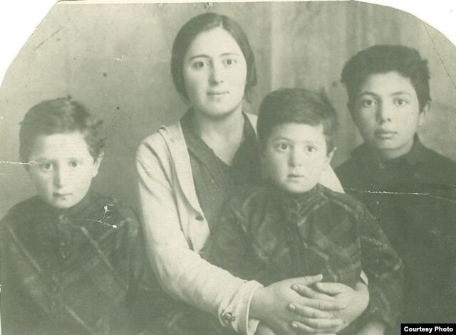 Hüseyn Arif (solda) anası və qardaşları ilə…