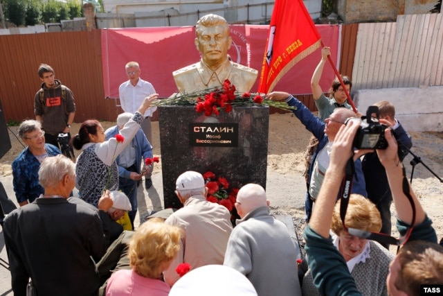 Во время торжественной церемонии открытия очередного памятника Сталину в России. Пенза, 9 сентября 2015 года.