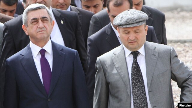 Armenia - President Serzh Sarkisian (L) and Gyumri Mayor Vartan Ghukasian visit a construction site in Gyumri, 7Apr2012.