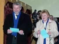 Opposition candidate Milinkevich and his wife vote in Minsk on March 19 (epa)