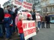 Босқын қазақтардың балалары ел назарын талап-тілектер жазылған плакаттарға аударуға тырысты
