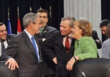 NATO -- U.S. Pres Bush, Georgian Pres Saakashvili, NATO Sec-Gen de Hoop Scheffer, and German Chancellor Merkel chat at NATO Bucharest summit on 03apr2008