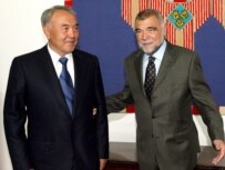 Croatian President Stipe Mesic (right) welcomes Kazakh President Nursultan Nazarbaev in Zagreb (epa)
