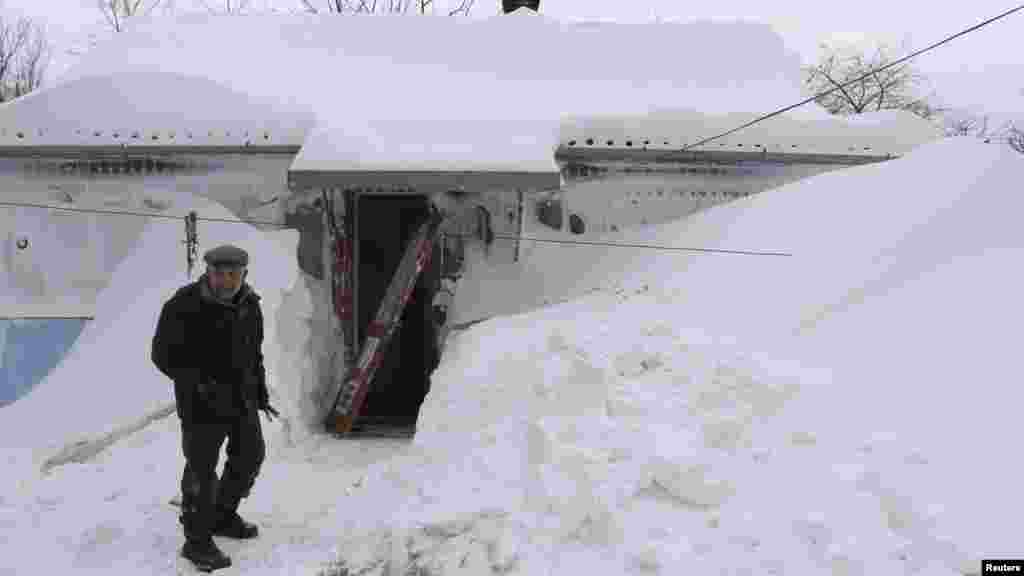 A blizzard hit the western Ukrainian city of Brody, some 460 kilometers west of Kyiv. The Emergency Situations Ministry and the army were deployed to rescue people from some 2,000 cars buried in the snow.