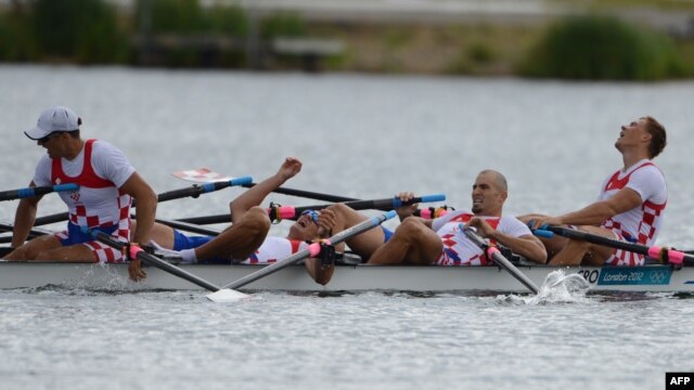 Martin Sinković, Damir Martin, Valent Sinković i David Šain nakon osvajanja medalje