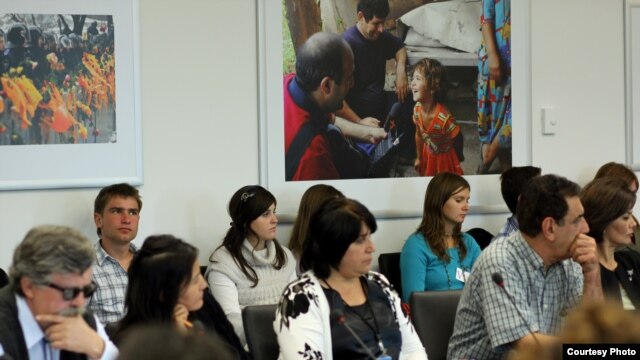 Students from Charles University spend a day at RFE