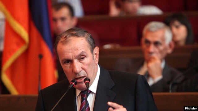 Levon Ter-Petrossian delivers a speech at the HHSh congress on July 17.